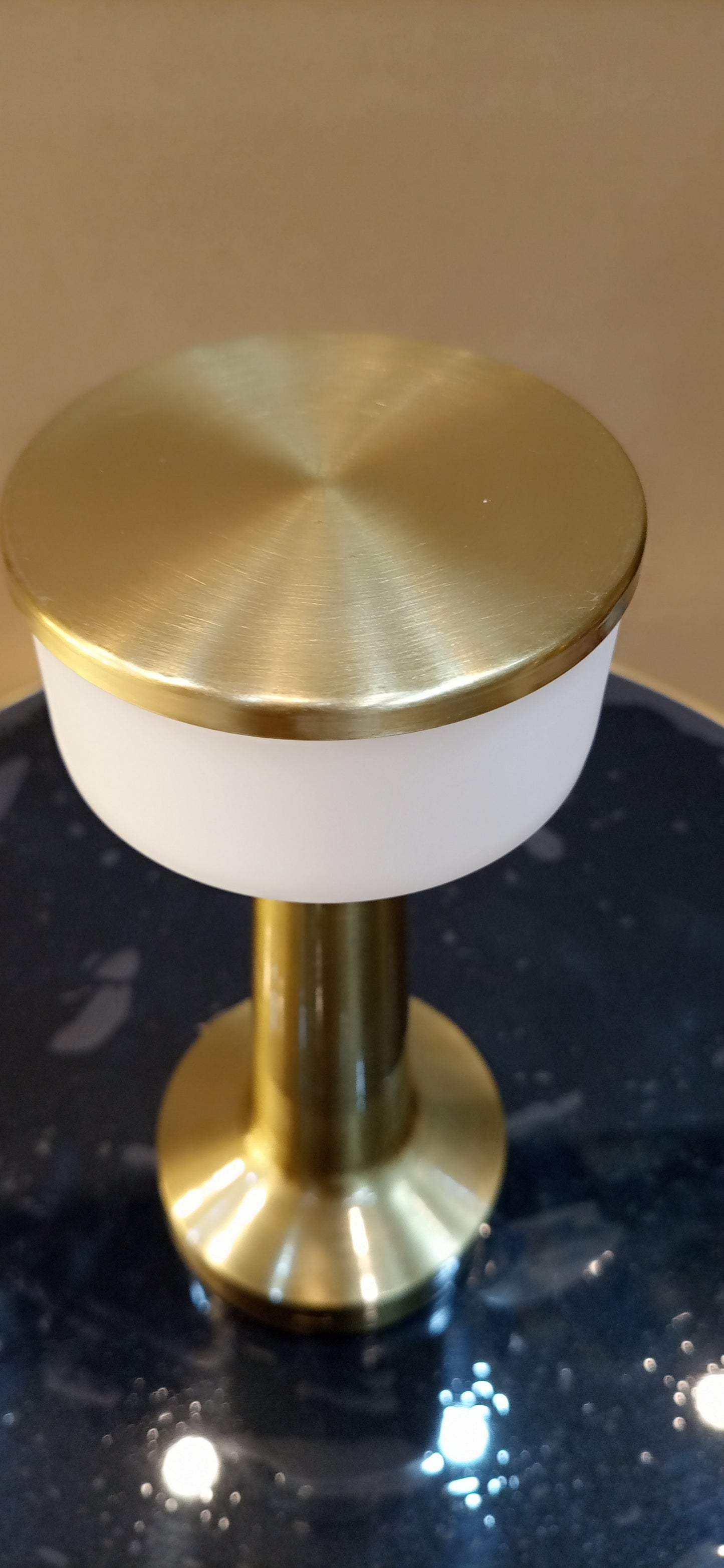 Modern LED Table Lamp – Wireless, Rechargeable & Dimmable for Study or Bedroom